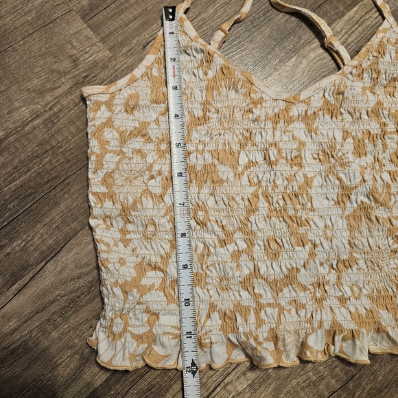 American Eagle cream and Yellow ruffle crop top size medium - Picture 7 of 7